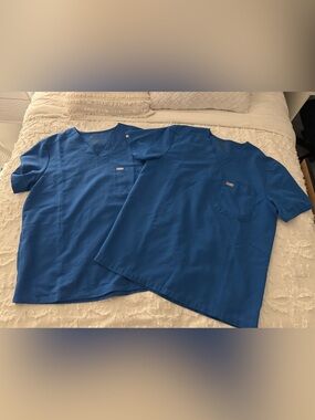 Figs Men's V-Neck Medical Scrub Top in Royal Blue